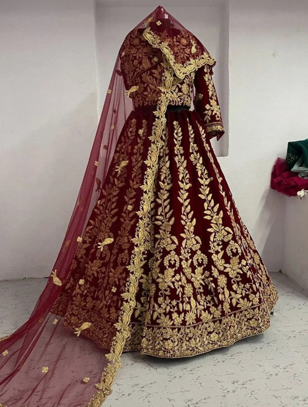 Lehenga Rouge Bordeaux et Doré Luxury