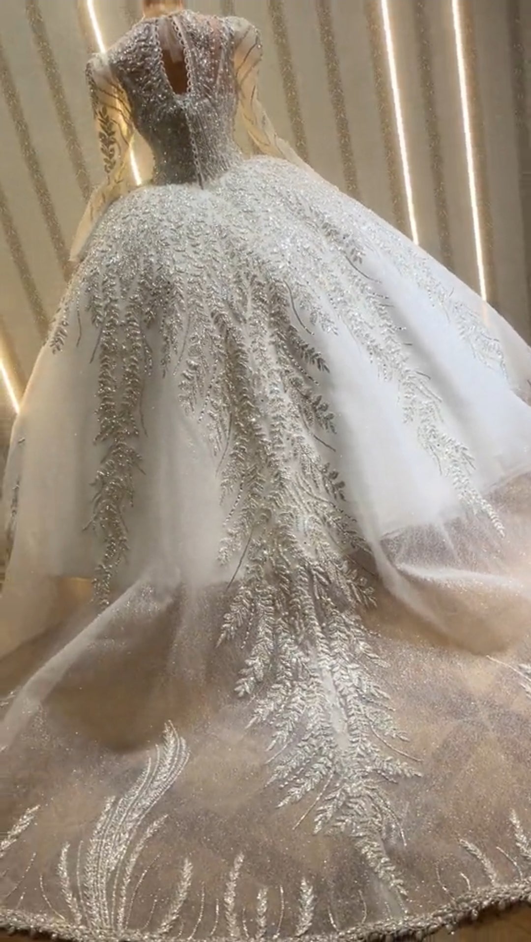 Magnifique Robe de Mariée Princesse Luxury Col Bijou en Strass et Perles, Manches Longues avec Traîne