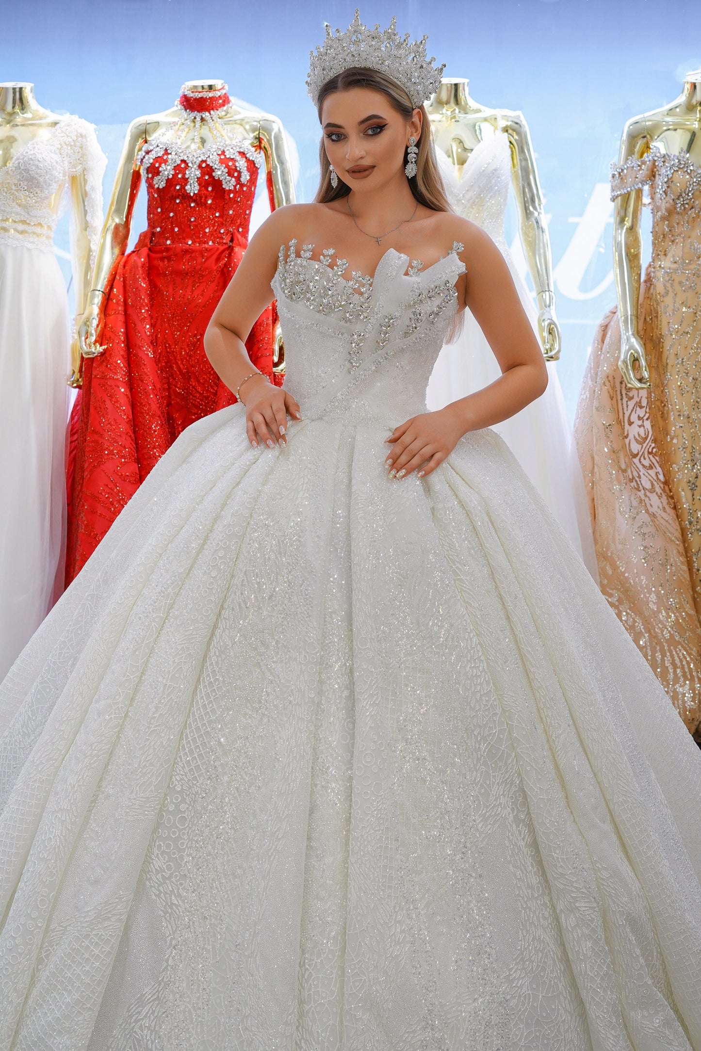 Magnifique Robe de Mariée Princesse Luxury Bustier, Col Coeur en Strass avec Traîne