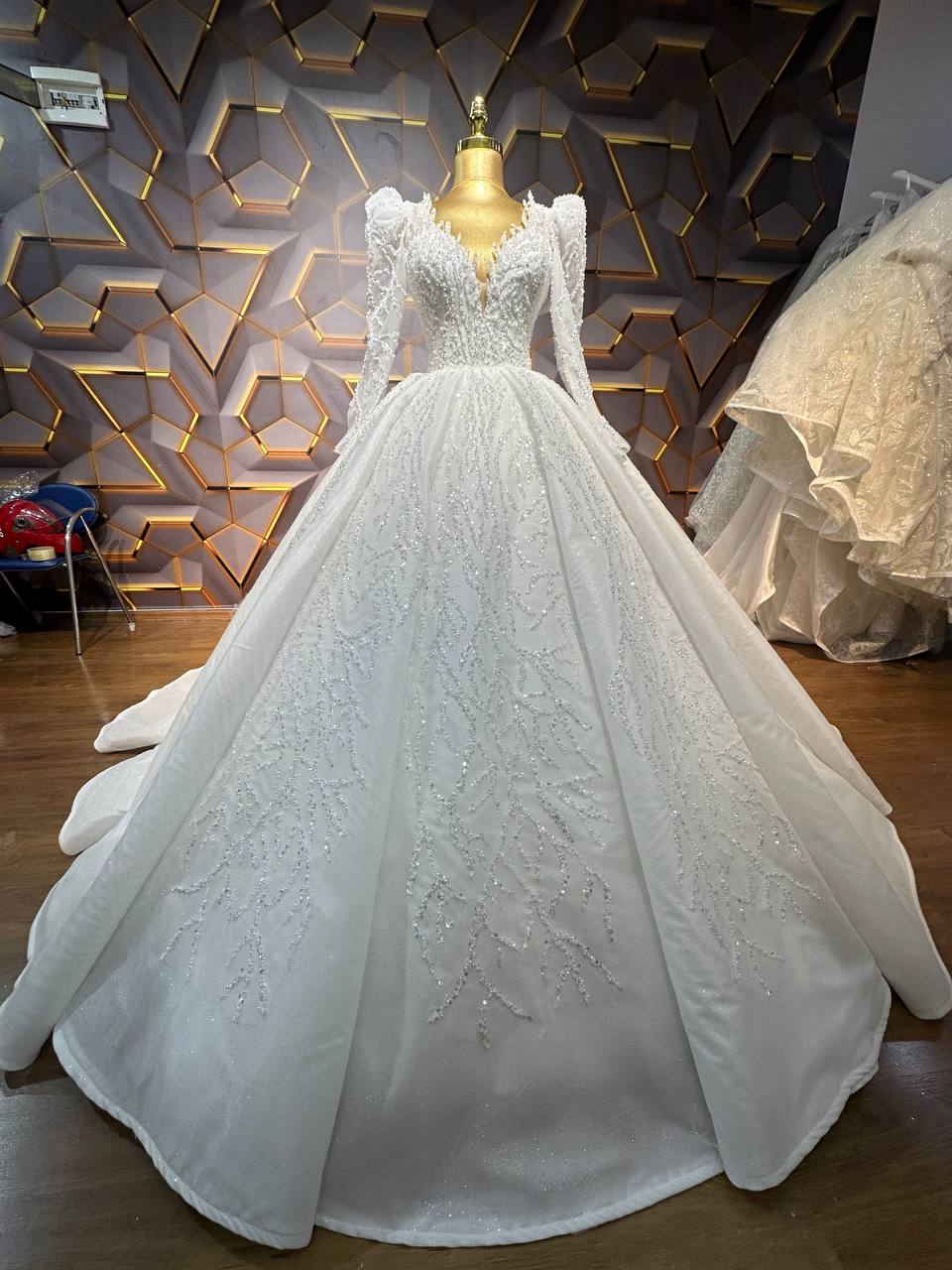 Magnifique Robe de Mariée Princesse Luxury, Pailleté, Manches Longues, Col V avec Traîne