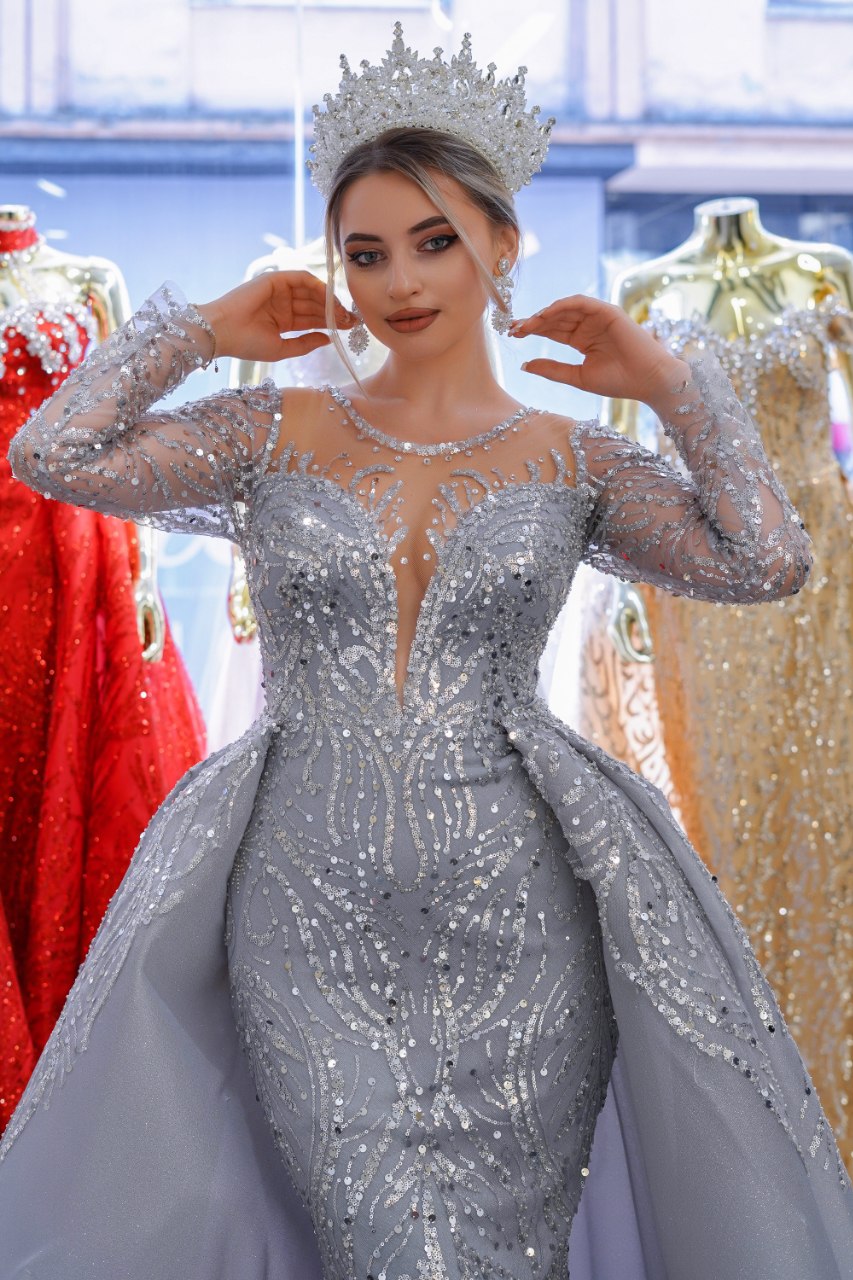 Robe de Mariée Sirène Luxury Gris Argenté avec Strass et Paillettes, Col Bijou, Manches Longues avec Traîne