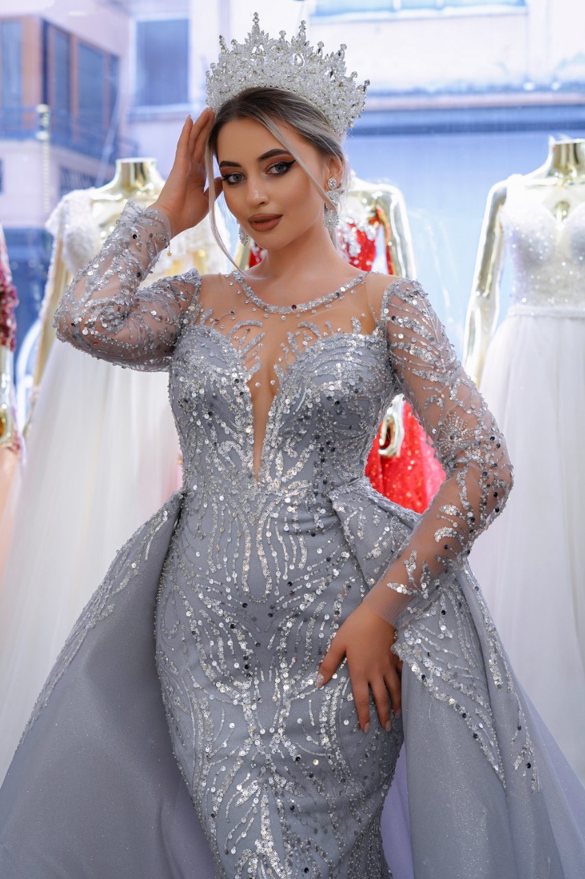 Robe de Mariée Sirène Luxury Gris Argenté avec Strass et Paillettes, Col Bijou, Manches Longues avec Traîne