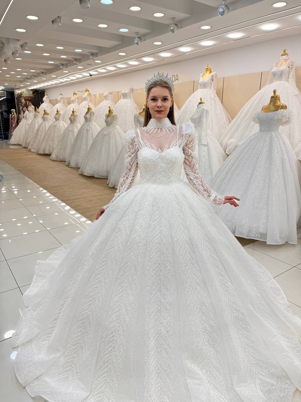 Robe de Mariée Princesse Luxury Dentelle, Manches Longues, Col Bijoux Coeur avec Traîne