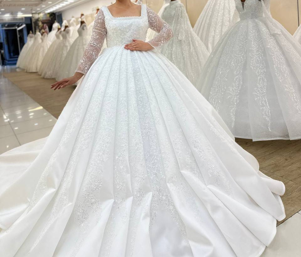 Robe de Mariée Princesse Luxury, Dentelle, Manches Longues, Col Carré