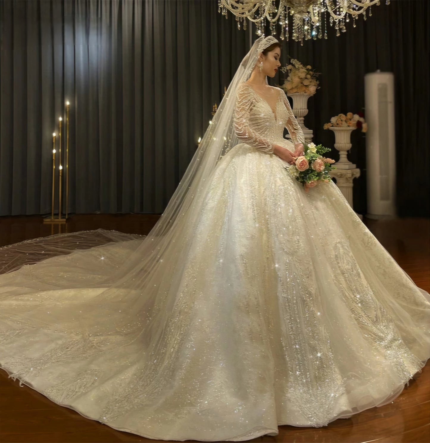 Robe de Mariée Princesse Luxury Queen, Manches Longues, Col Coeur avec Traîne Royale