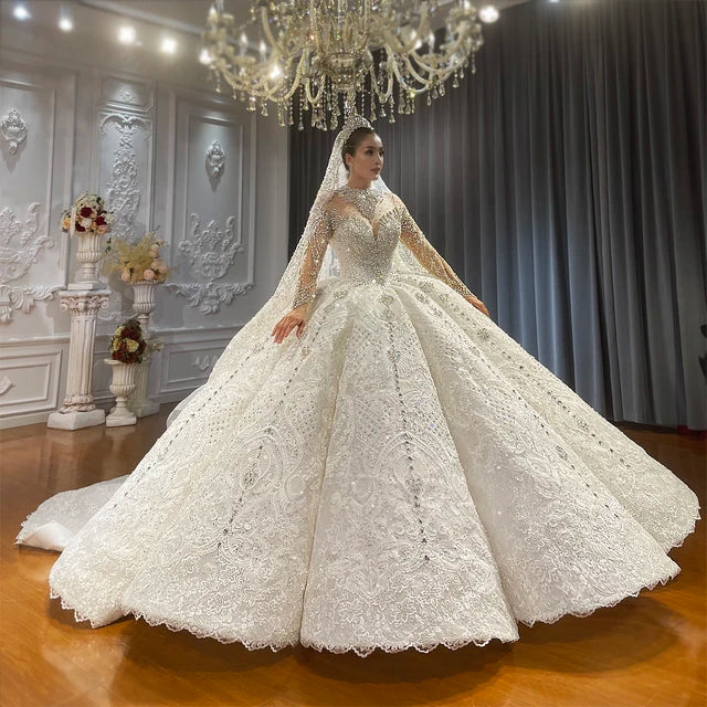 Robe de Mariée Princesse Luxury Queen avec Strass, Manches Longues, Col Bijoux avec Traîne