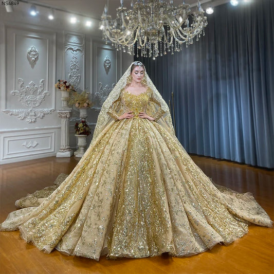 Robe de Mariée Princesse Luxury Doré, Manches Longues, Col V avec Traîne
