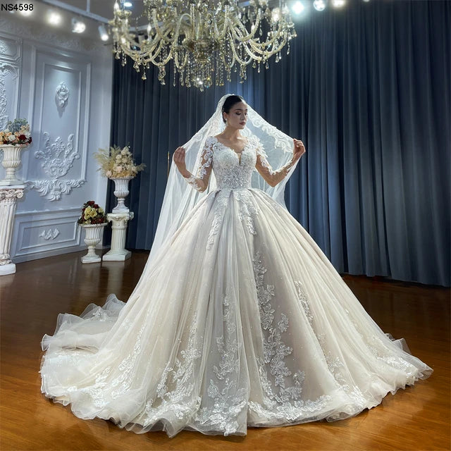 Robe de Mariée Princesse Dentelle Luxury, Manches Longues, Col V avec Traîne