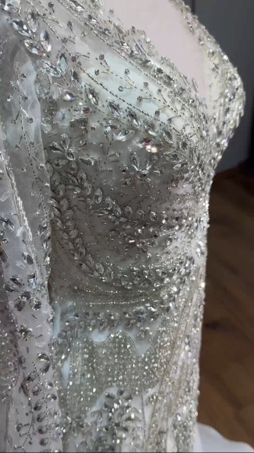 Magnifique Robe de Mariée Sirène Luxury avec Traîne, Strass, Manches Longues, Col Coeur