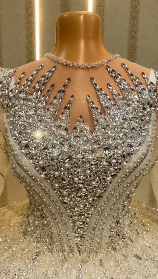Magnifique Robe de Mariée Princesse Luxury Col Bijou en Strass et Perles, Manches Longues avec Traîne