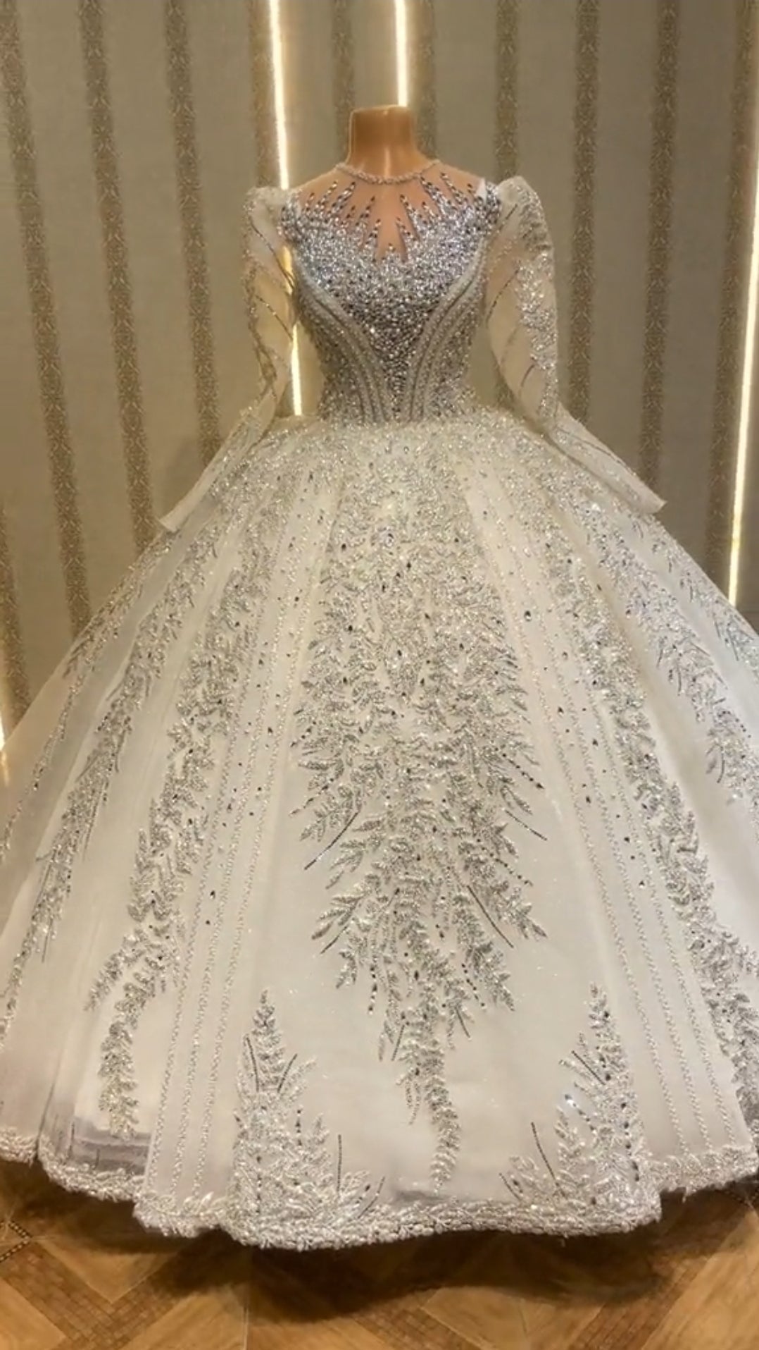 Magnifique Robe de Mariée Princesse Luxury Col Bijou en Strass et Perles, Manches Longues avec Traîne