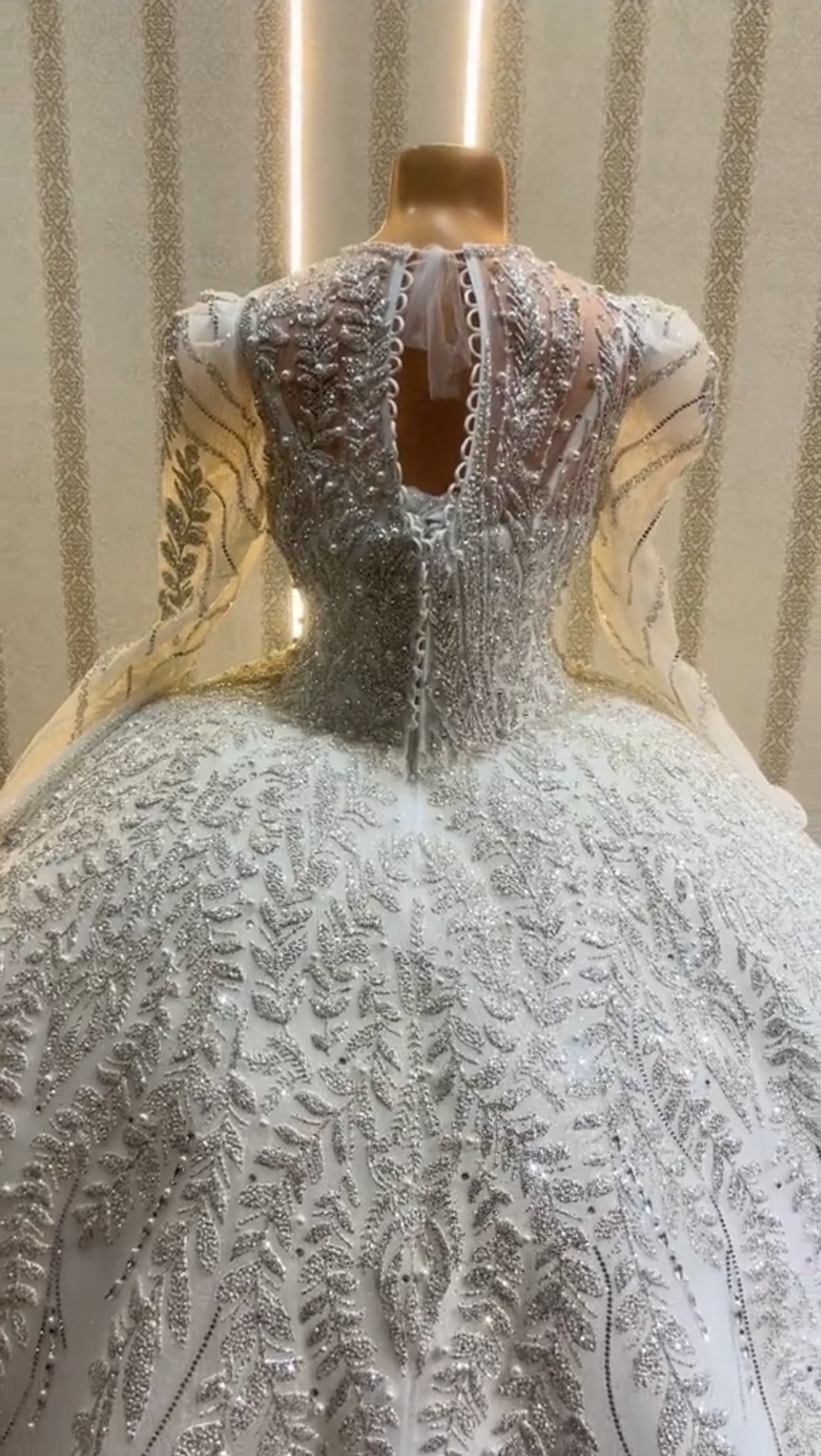 Magnifique Robe de Mariée Princesse Luxury Col Bijou en Strass et Perles, Manches Longues avec Traîne
