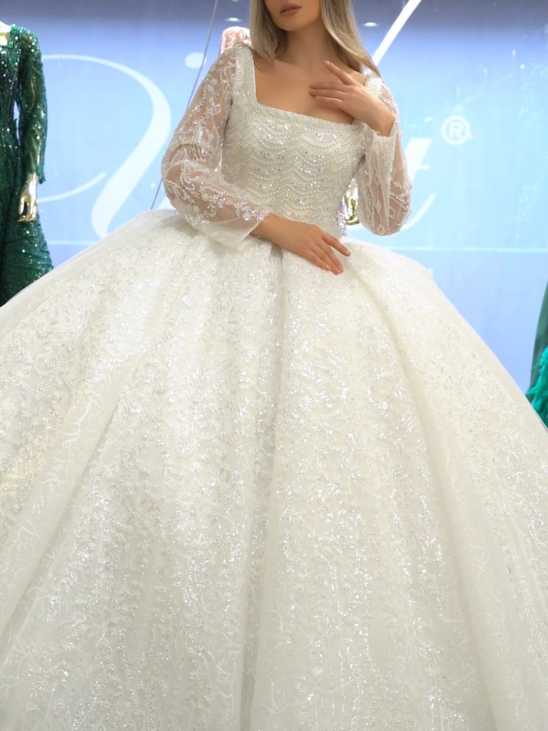 Robe de Mariée Princesse Luxury Col Carré Manches Longues